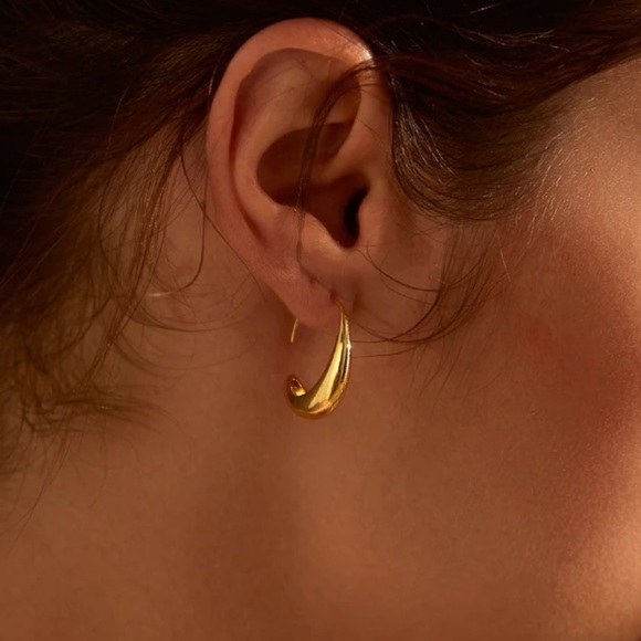 NEW 18K GOLD C SHAPE EARRINGS, NICE EARRINGS, CUTE EARRINGS - Picture 2 of 5